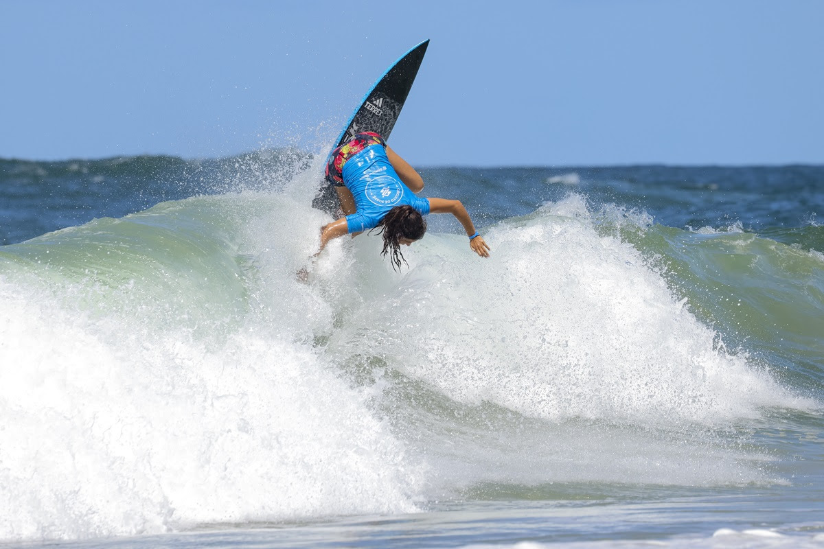 Daniella Rosas com ataque de backside nas ondas do Francês.