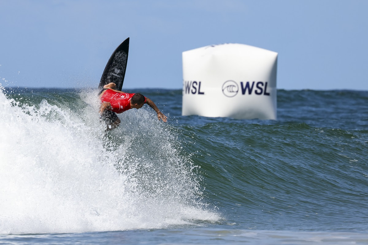 Peterson Crisanto sobe para terceiro no ranking da WSL América do Sul.