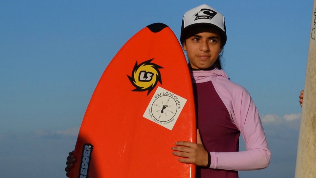 Primeira surfista feminina de Gaza, Rawand Abu Ghanem.