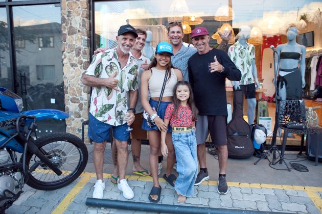 Picuruta Salazar, Matheus Salazar, Manu Medeiros, Maya Medeiros, Leco Salazar e Almir Salazar, Inauguração Salazar Ocean, shopping Mares Ilha Mall, Perequê, Ilhabela (SP). Foto: Divulgação.