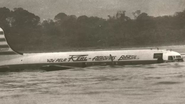 Avião DC-4 da Real Aerovias que fez um pouso forçado na praia da Baleia, São Sebastião (SP), em 1957.