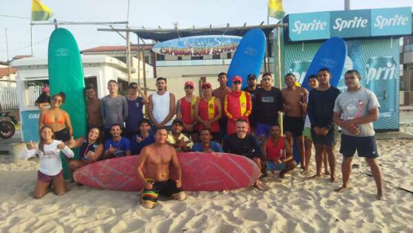 Corpo de Bombeiros fecha mais um grupo no Projeto Surf Salva na praia da Caponga, Cascavel (CE).