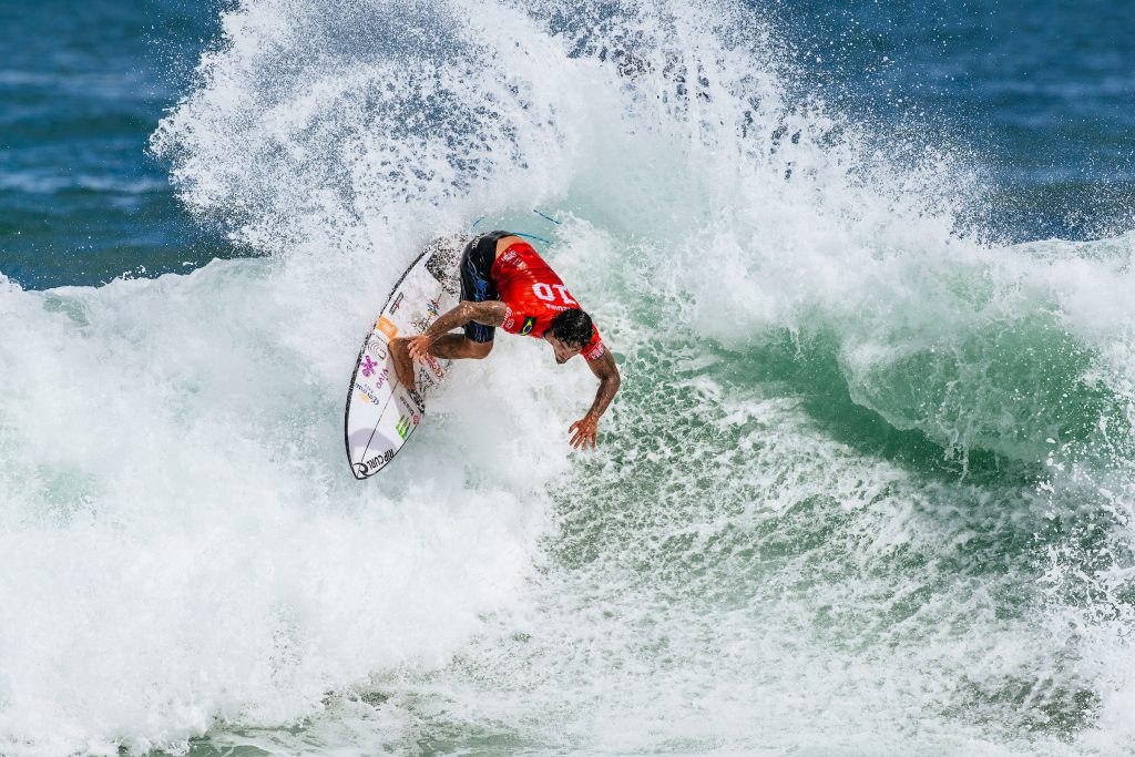 Gabriel Medina finaliza forte para conseguir avançar mais uma fase.