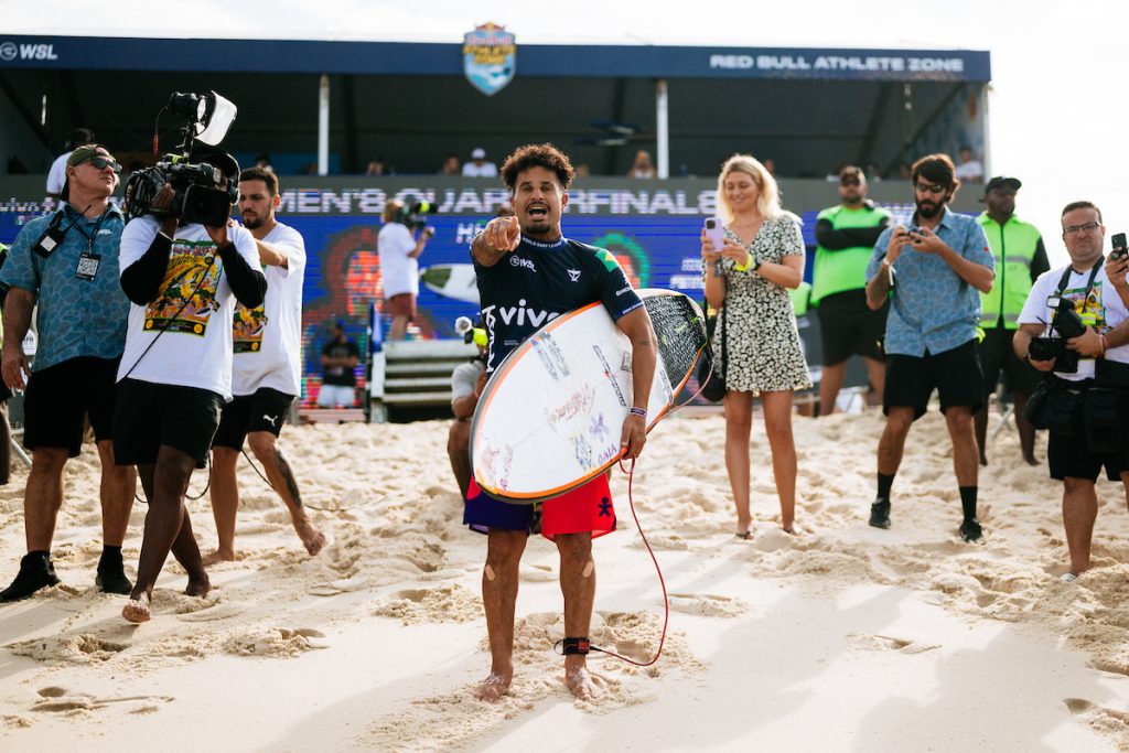 Italo Ferreira luta pelo segundo título mundial no WSL Finals 2024. Foto de arquivo.