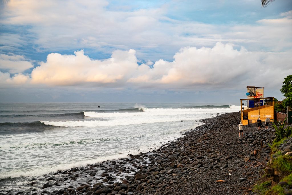 Sábado começa com boas ondas em Punta Roca.