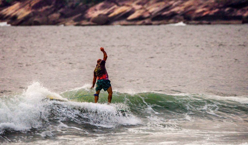 Elias Manzur em esquerda de longboard no Guaiúba, Guarujá (SP).