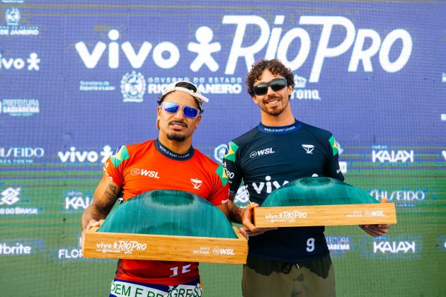 Italo Ferreira e Yago Dora, Rio Pro 2024, Point de Itaúna, Saquarema (RJ). Foto: WSL / Thiago Diz.