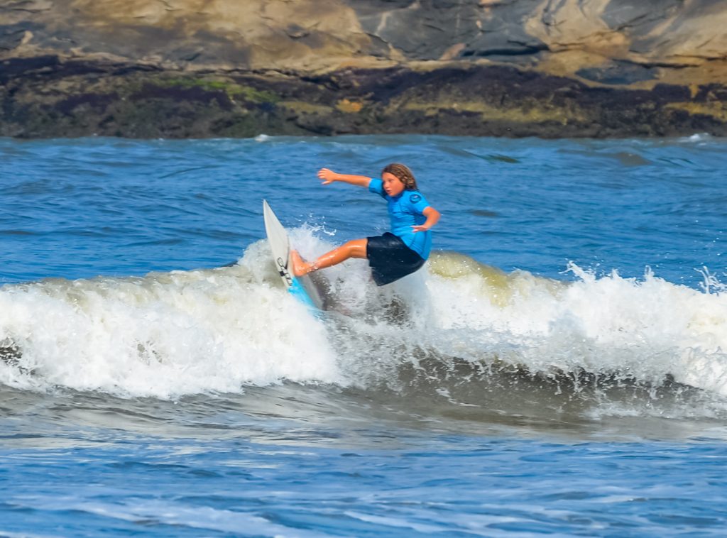 Atleta Ravi Haddad na etapa do Circuito Colegial de Surf na praia dos Pescadores, Itanhaém (SP).