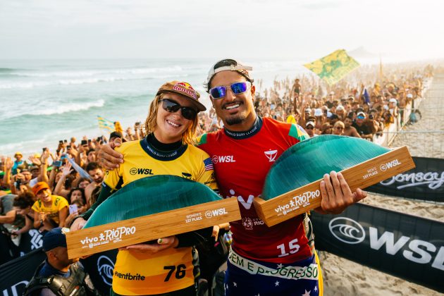 Caitlin Simmers e Italo Ferreira, Rio Pro 2024, Point de Itaúna, Saquarema (RJ). Foto: WSL / Thiago Diz.