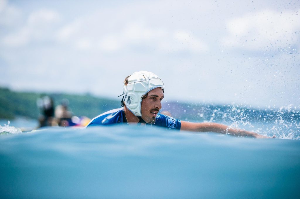 João Chianca com capacete Petr Cechi na etapa do mundial em Surf City, El Salvador.