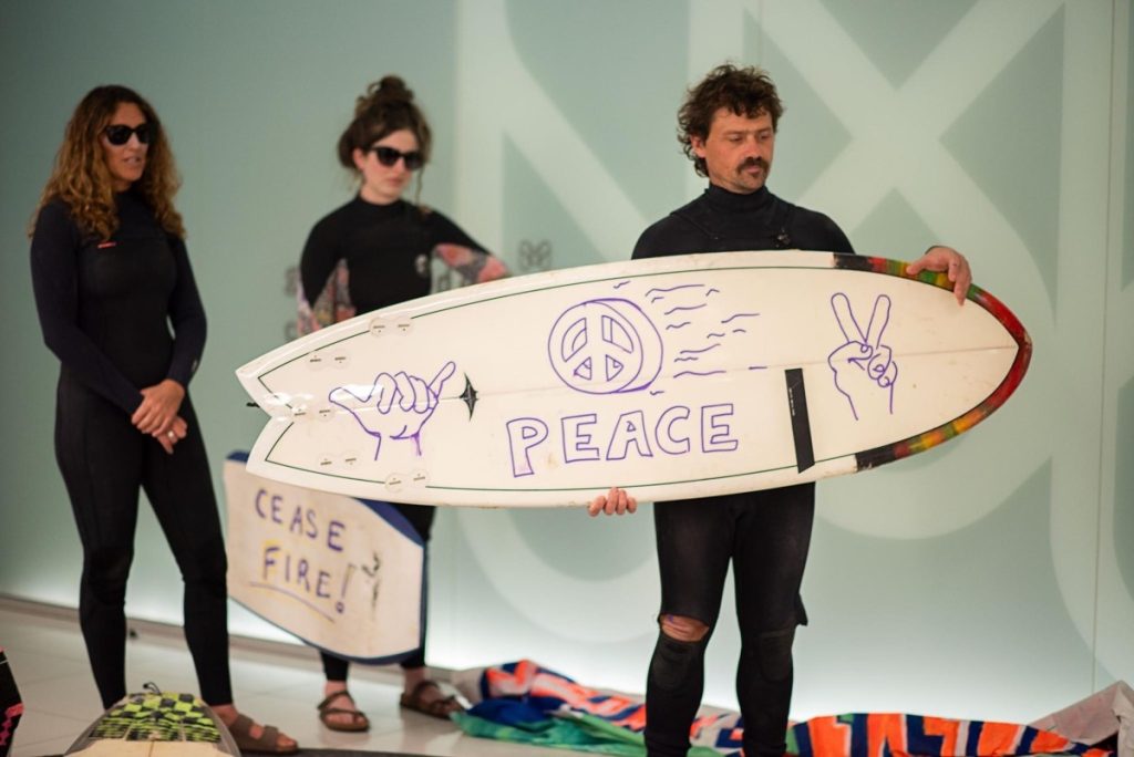 Surfistas defendem cessar-fogo no sul da Austrália, em maio de 2024.