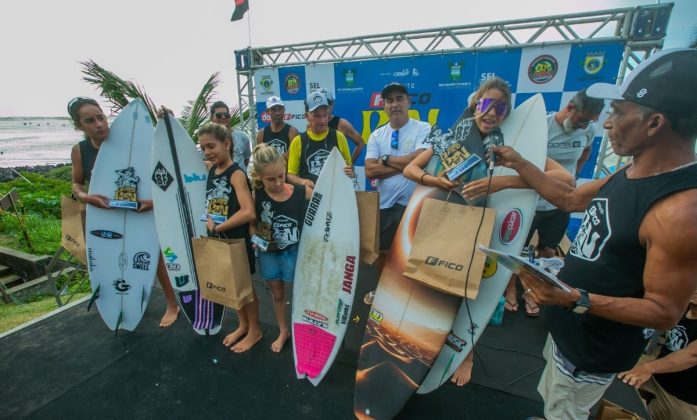 Pódio Feminino Open, Circuito Fico RN 2024, primeira etapa, praia do Pontal, Baía Formosa (RN). Foto: Rogério Vital.