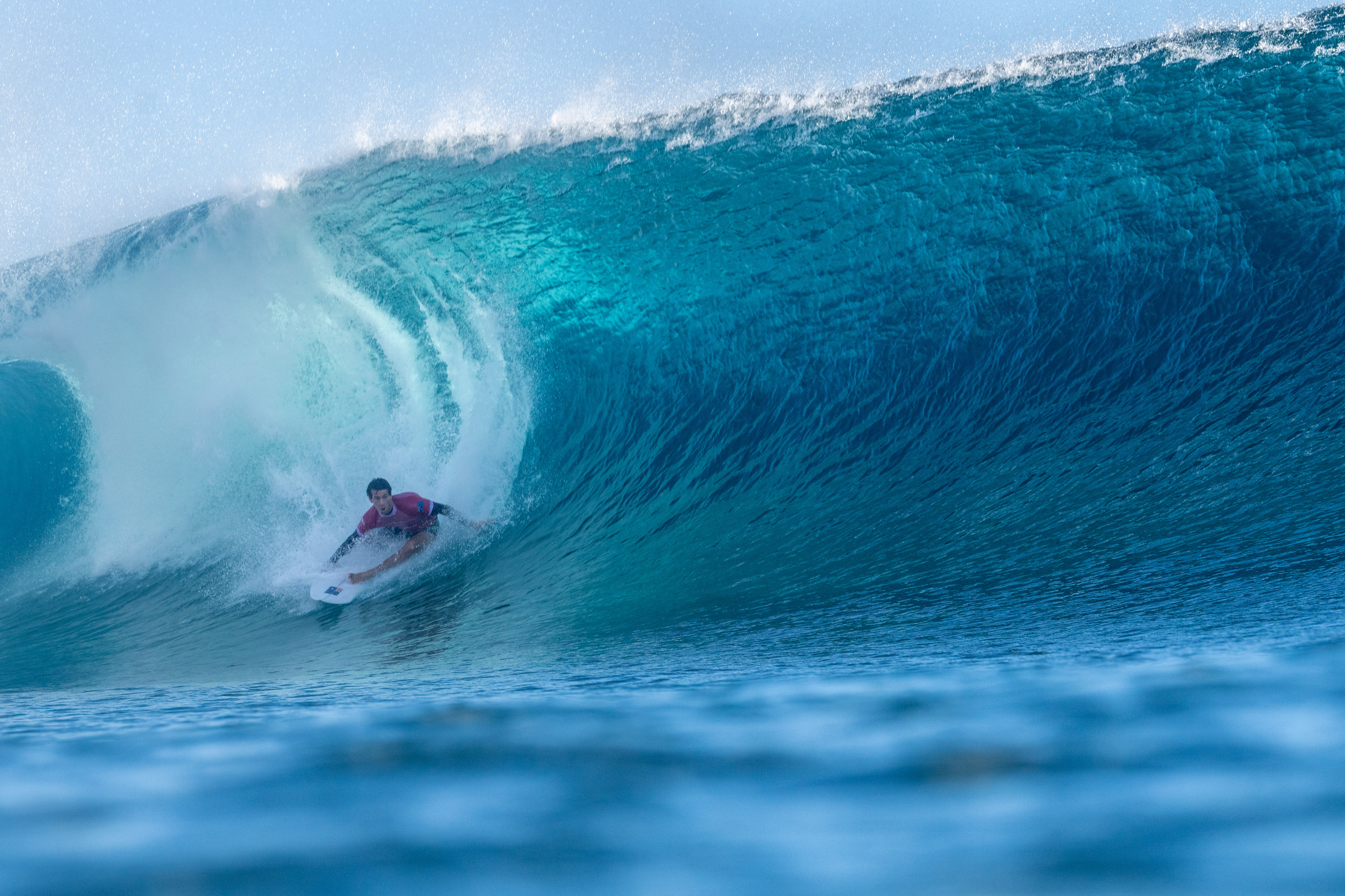 Jack Robinson vem por trás do pico em Teahupoo, Taiti.