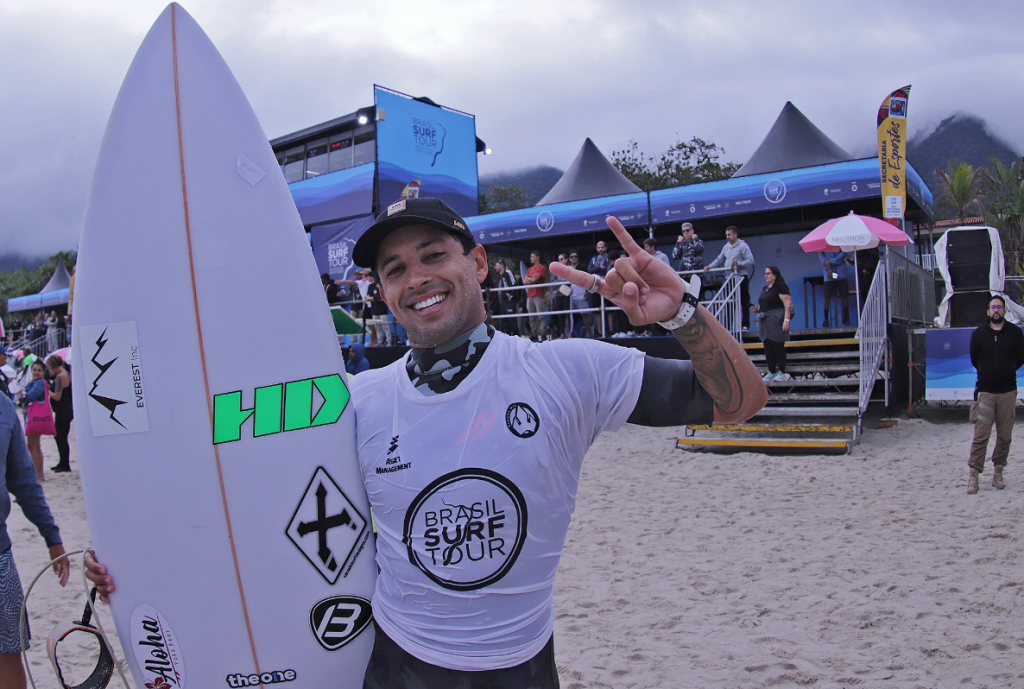 Alex Ribeiro atual campeão paulista do Brasil Surf Tour, Maresias, São Sebastião (SP).