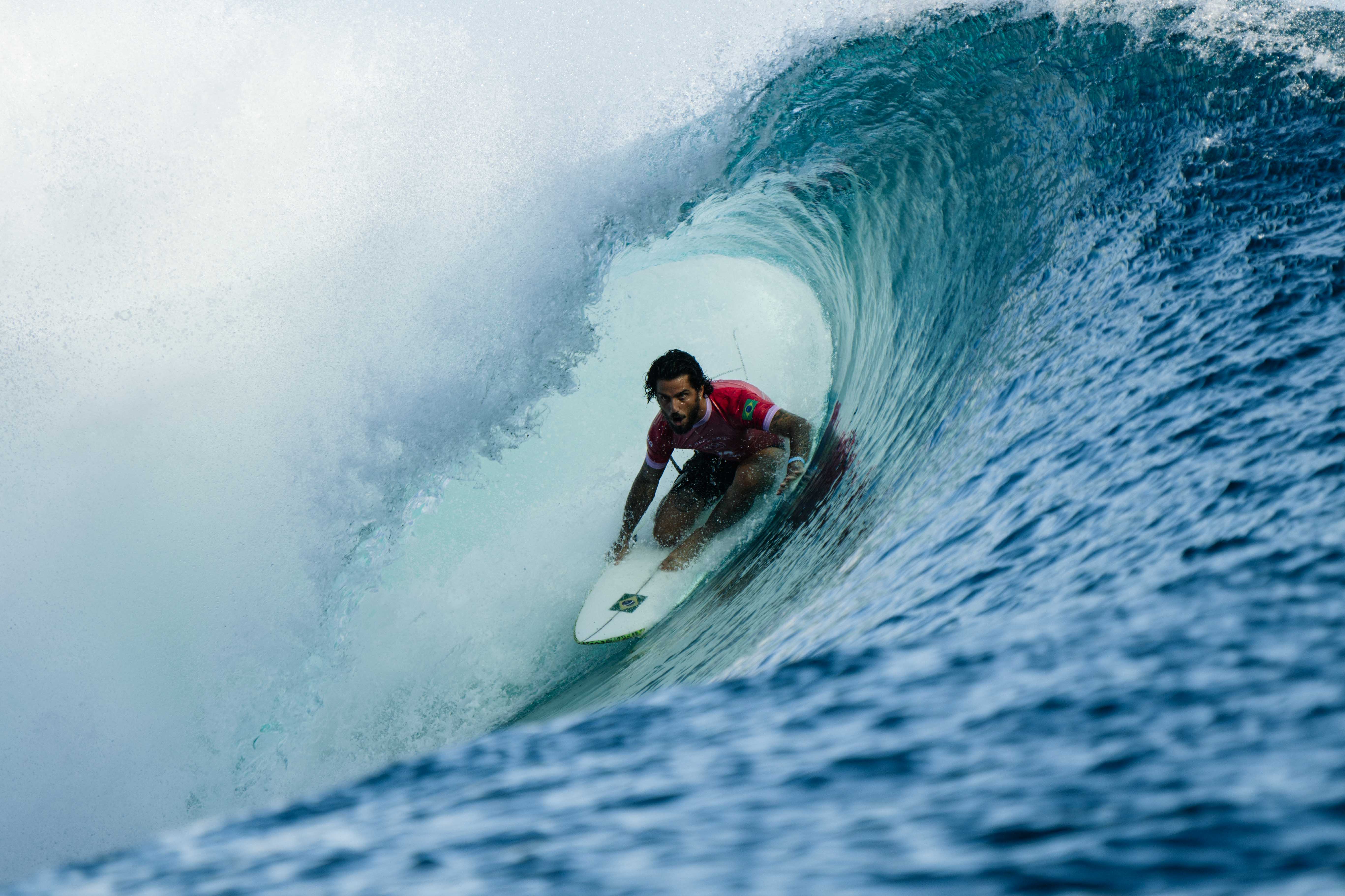 Filipe Toledo dá um sow em Teahupoo nas baterias de domingo.