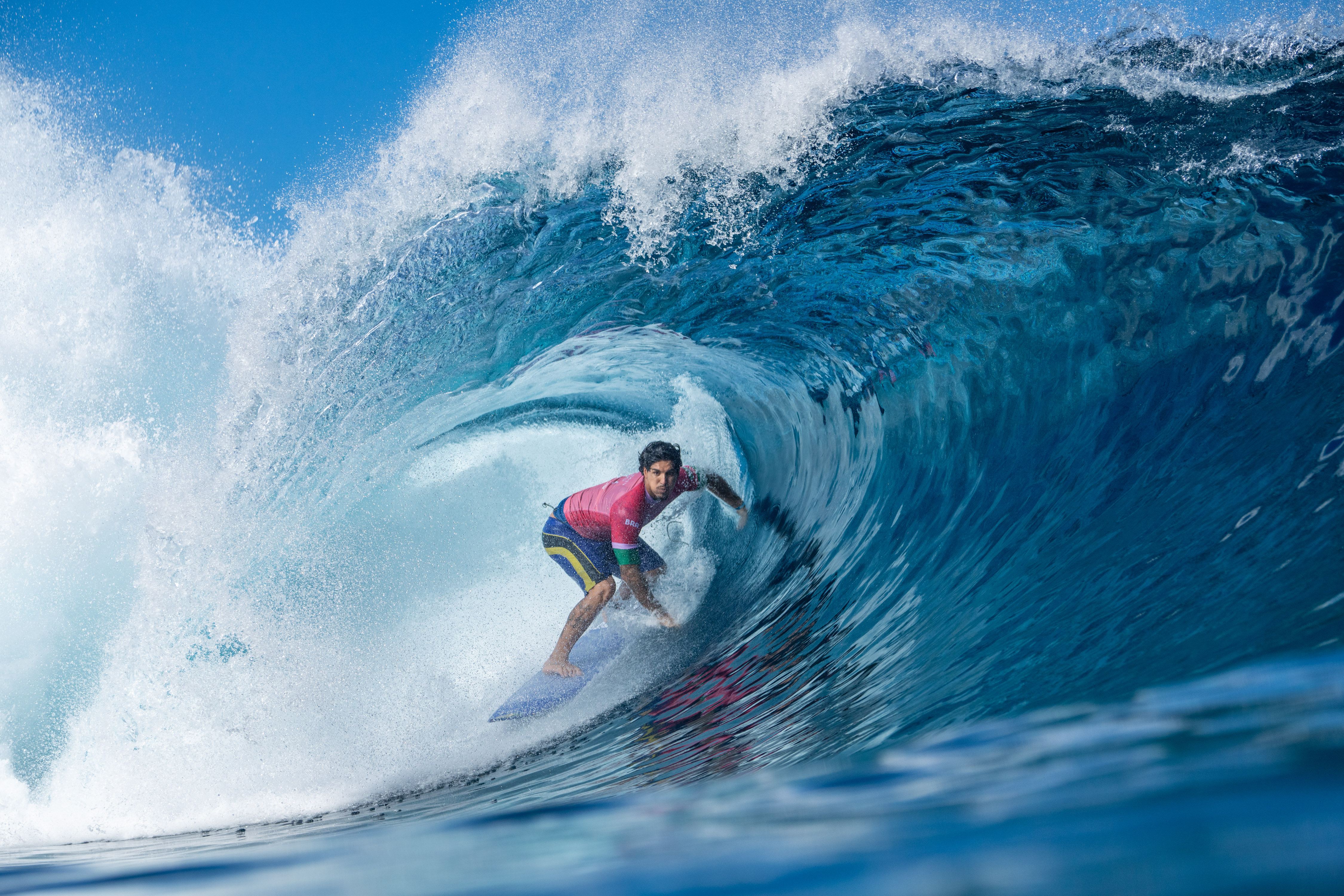 Gabriel Medina passa bateria em primeiro lugar nos Jogos Olímpicos 2024, Teahupoo, Taiti.