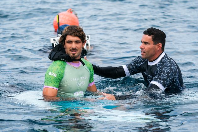 João Chianca e Paulo Moura, Jogos Olímpicos 2024, Teahupoo, Taiti. Foto: ISA / Jimenez.