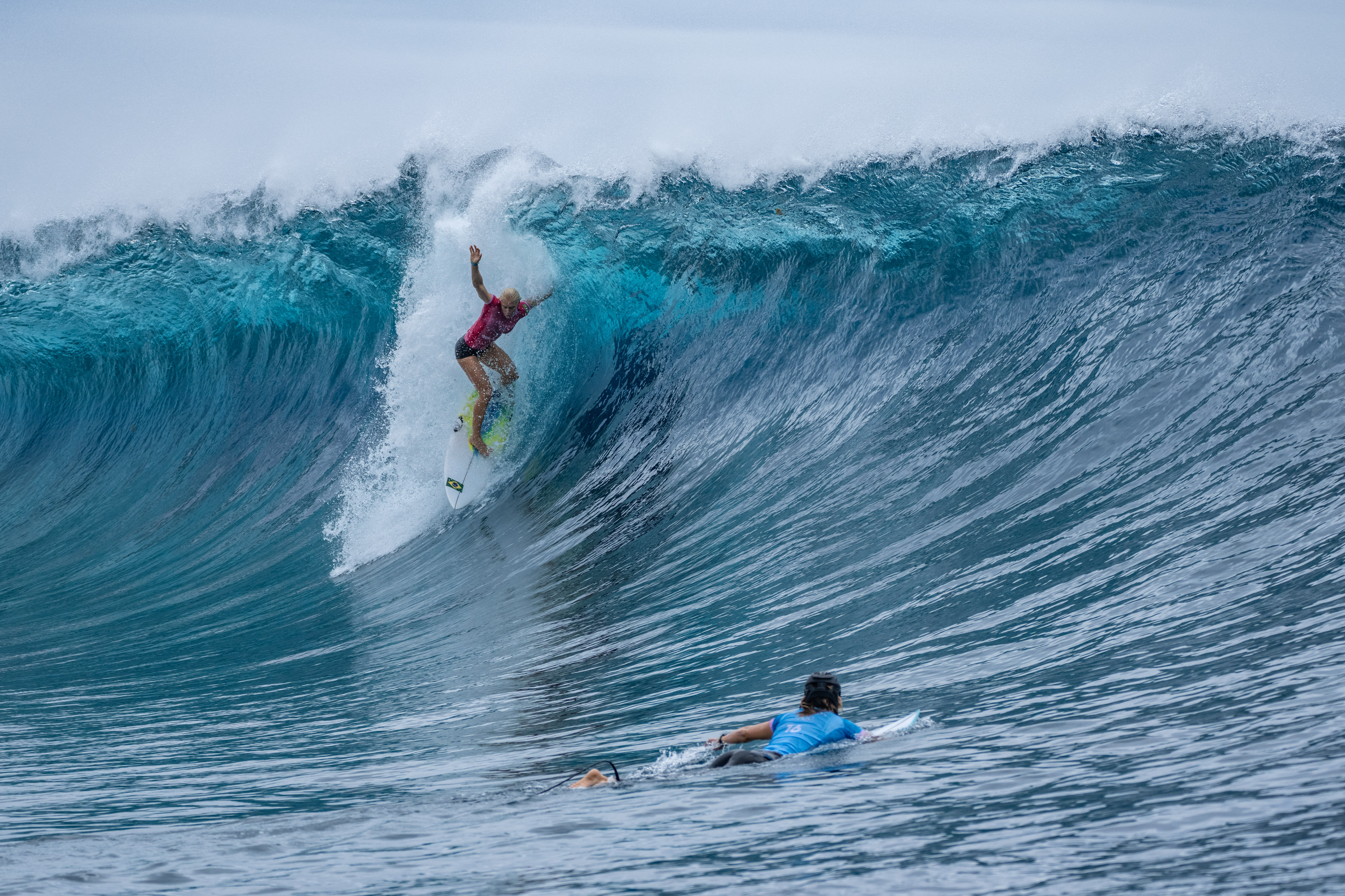 Tatiana Weston-Webb despenca em Teahupoo, Taiti.