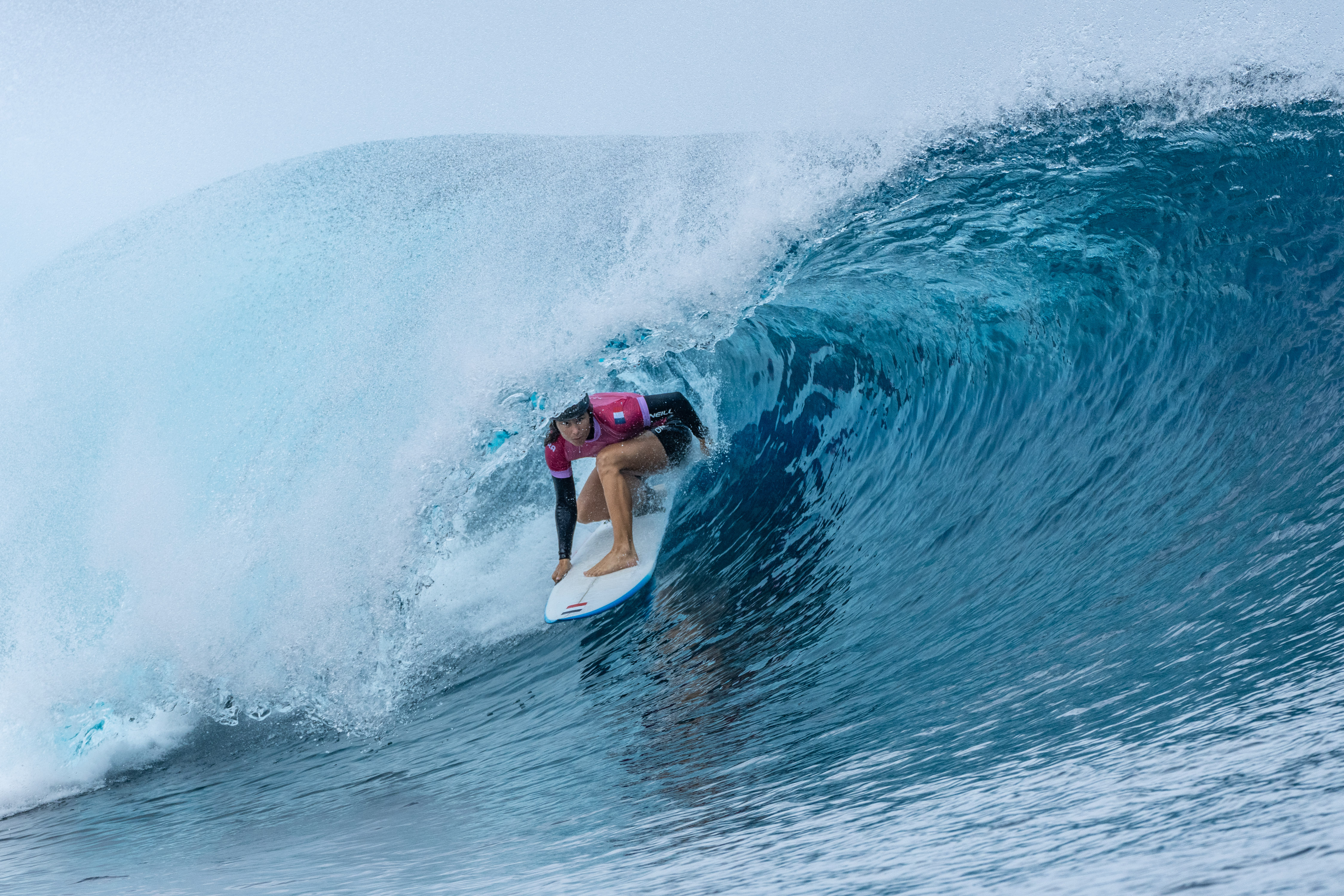 Johanne Defay avança em Teahupoo.