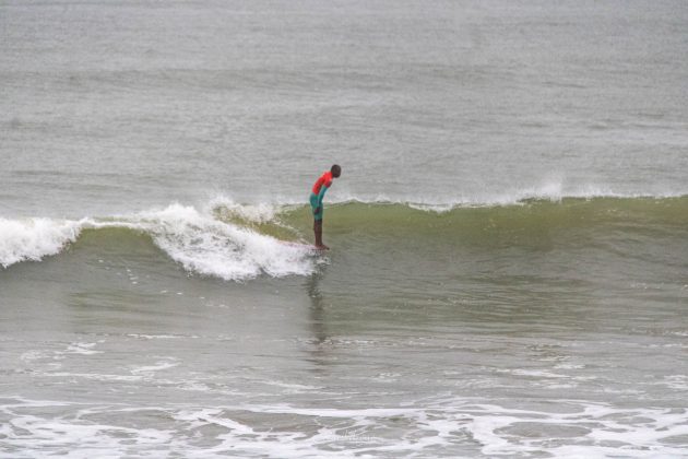 Jefson Silva, Circuito Catarinense de Longboard 2024, Fico Molhes in Vibe, praia do Atalaia, Itajaí (SC). Foto: Rurik Drone.