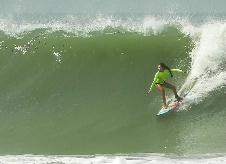 Natália Gerena em direita na praia do Boqueirão Sul, Ilha Comprida (SP).