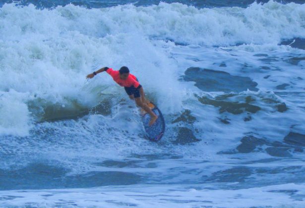 Vini Palma, Circuito Paulista Colegial de Surf 2024, praia Boqueirão Norte, Ilha Comprida (SP). Foto: Erik Medalha.