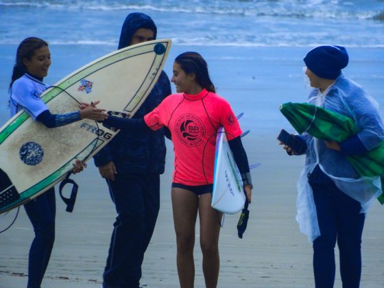 Natália Gerena, Circuito Paulista Colegial de Surf 2024, praia Boqueirão Norte, Ilha Comprida (SP). Foto: Erik Medalha.