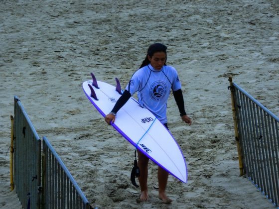 Lívia Fugiwara, Circuito Paulista Colegial de Surf 2024, praia Boqueirão Norte, Ilha Comprida (SP). Foto: Erik Medalha.