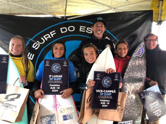 Pódio Sub 18 Feminino, Circuito Paulista Colegial de Surf 2024, praia Boqueirão Norte, Ilha Comprida (SP). Foto: Erik Medalha.