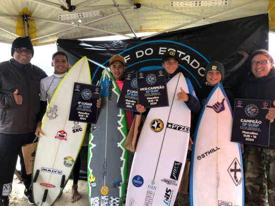 Pódio Sub 18 Masculino, Circuito Paulista Colegial de Surf 2024, praia Boqueirão Norte, Ilha Comprida (SP). Foto: Erik Medalha.