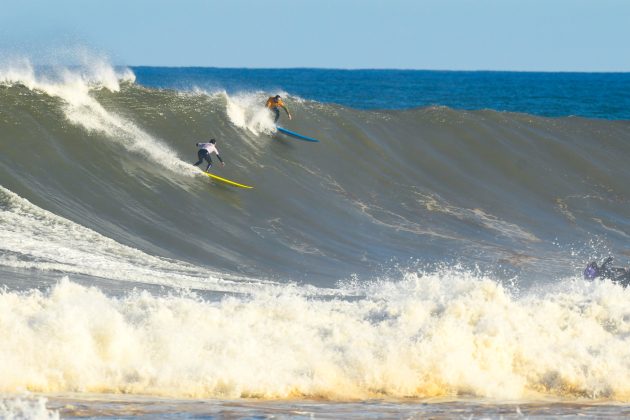 Pedro Calado e Carlos Henrique, Big Wave Mormaii 2024, praia do Cardoso, Laguna (SC). Foto: Marcio David.