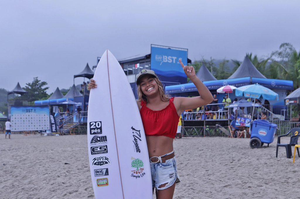 Sol Carrion, primeira surfista a receber título de campeã do estado de São Paulo, Brasil Surf Tour, Maresias, São Sebastião (SP).