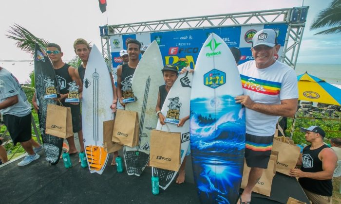 Pódio Sub 18 Masculino, Circuito Fico RN 2024, primeira etapa, praia do Pontal, Baía Formosa (RN). Foto: Rogério Vital.