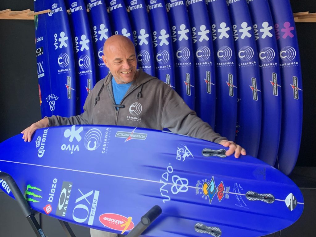 Johnny Cabianca com pranchas de Gabriel Medina.