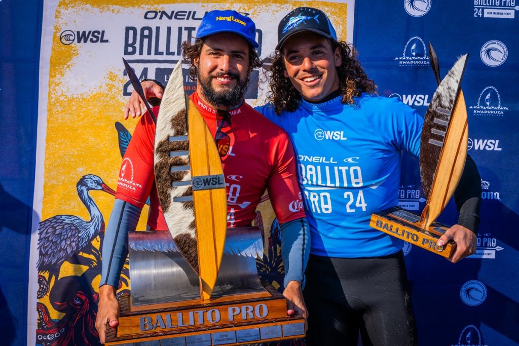 Ian Gouveia com Nolan Rapoza no pódio do Ballito Pro na África do Sul. 