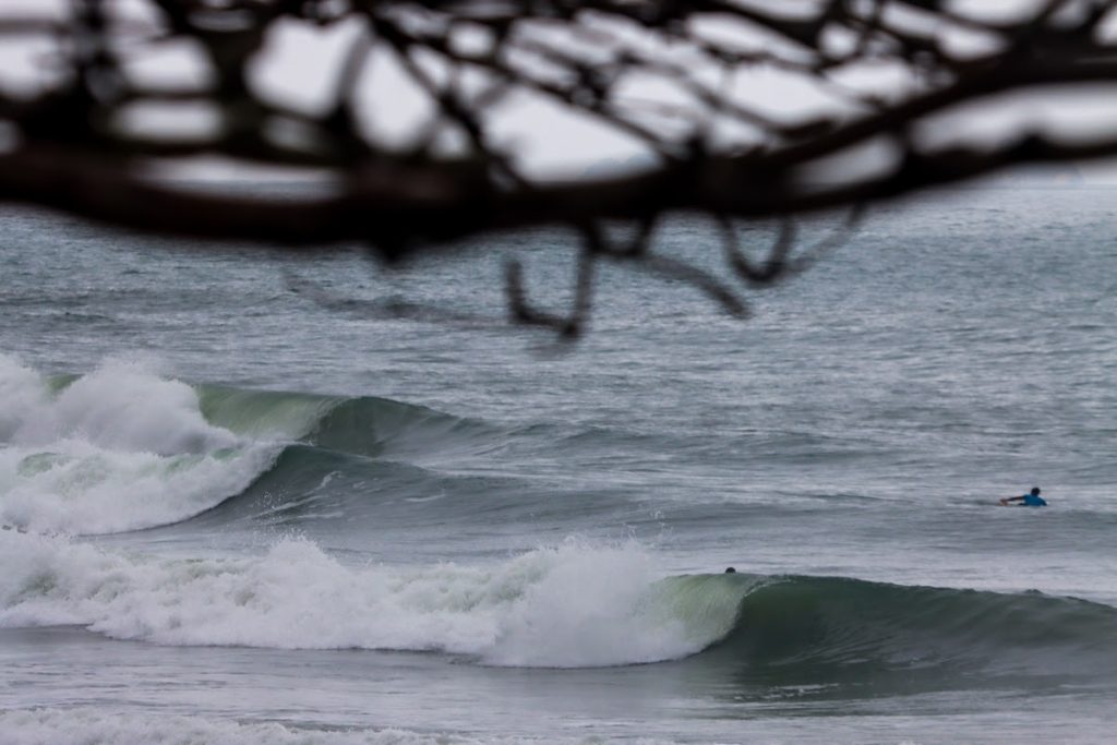 Prainha com boas ondas no primeiro dia.