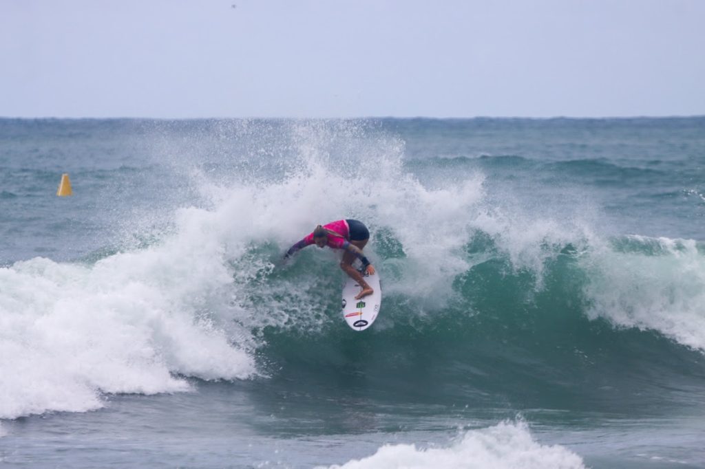 Laura Raupp defende título de campeã do Layback Pro.