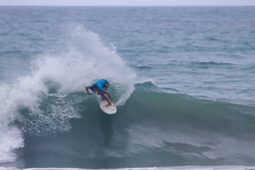 Daniella Rosas defende vice-liderança no ranking no Layback Pro Prainha.