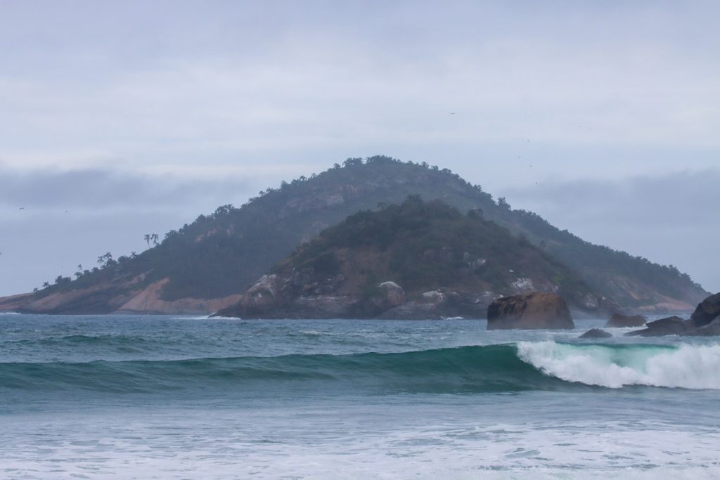 Prainha bomba com altas ondas de 2 metros de altura no sábado.