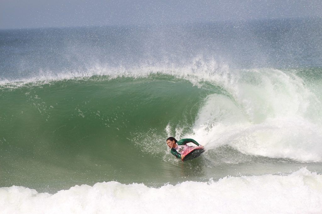 Bodyboarder Maira Viana bota para baixo em direita tubular.