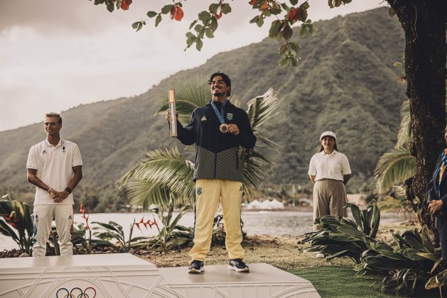 Kauli Vaast e Gabriel Medina, Jogos Olímpicos 2024, Teahupoo, Taiti. Foto: ISA / Pablo Franco.