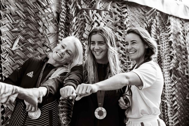 Tatiana Weston-Webb, Caroline Marks e Johanne Defay, Jogos Olímpicos 2024, Teahupoo, Taiti. Foto: ISA / Beatriz Ryder.