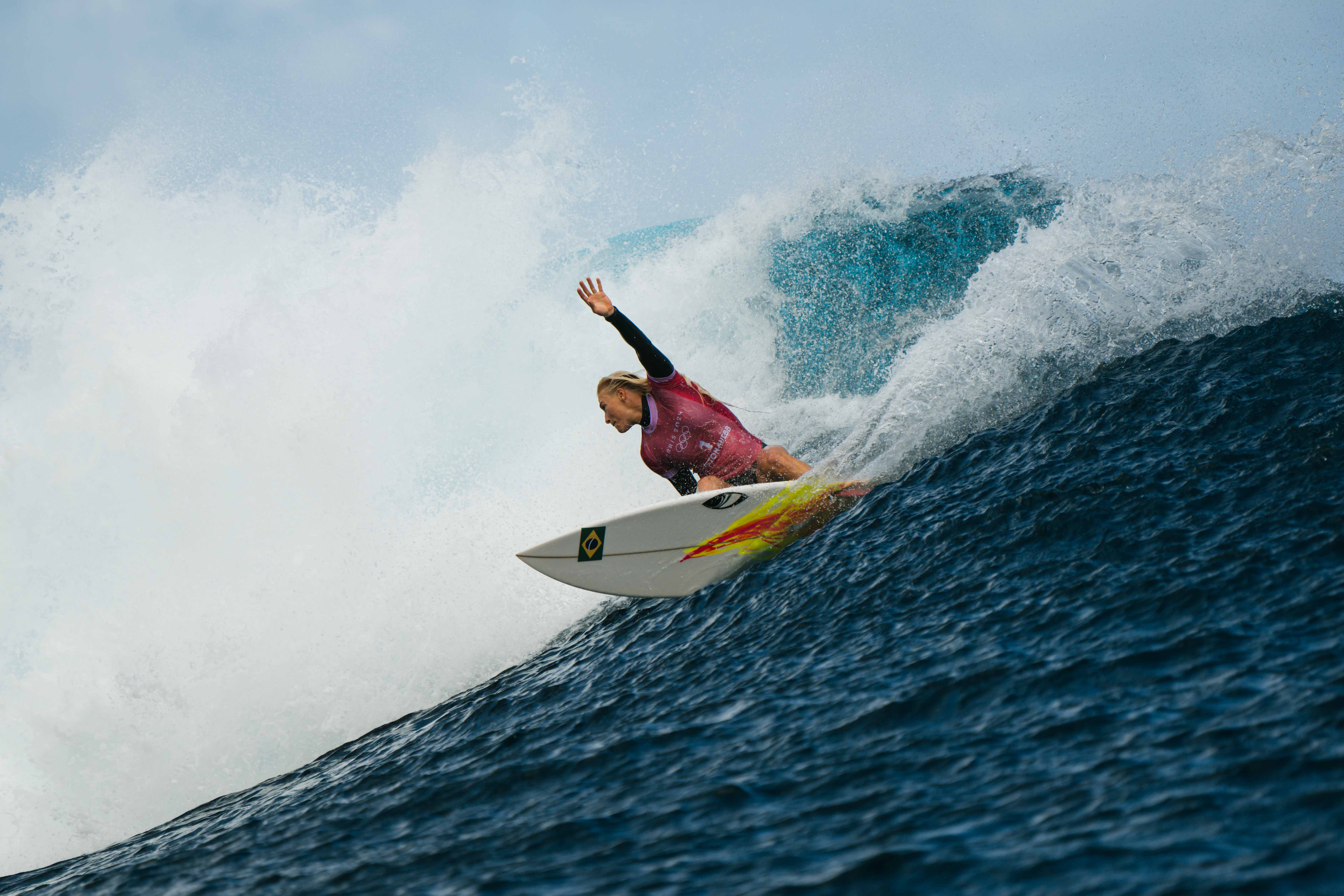 Tatiana Weston-Webb supera surfista da Costa Rica e está na final olímpica no Taiti.