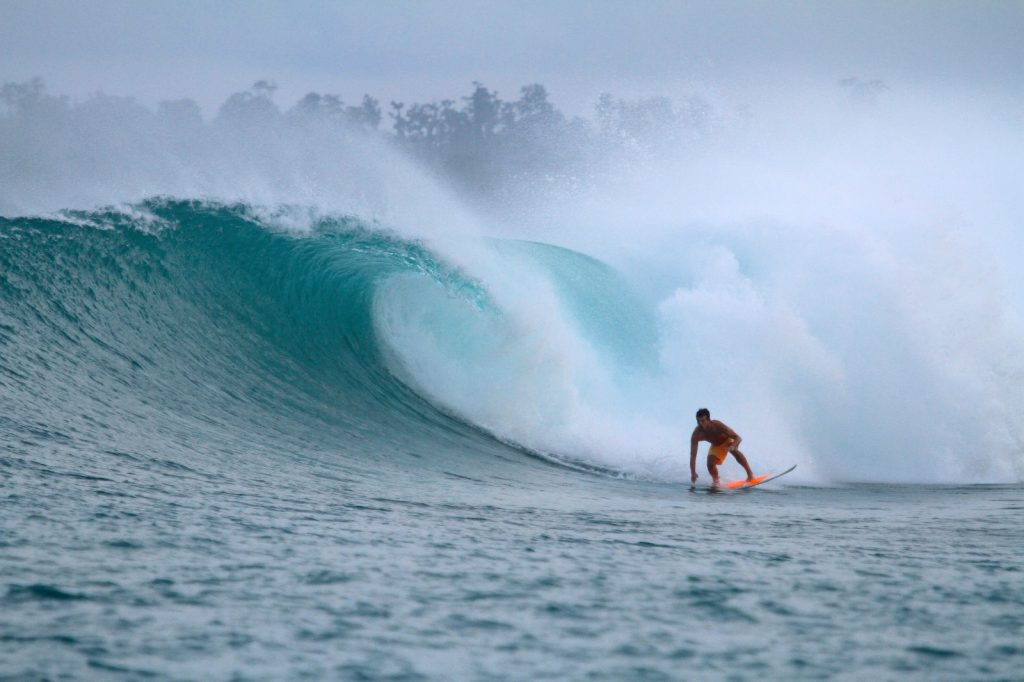 Direita poderosa das Mentawai.