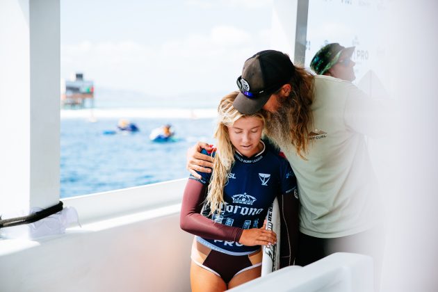 Erin Brooks e o pai, Fiji Pro 2024, Cloudbreak, Tavarua. Foto: WSL / Aaron Hughes.