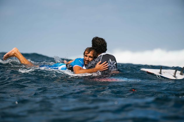 Joan Duru e Jeremy Flores, Jogos Olímpicos 2024, Teahupoo, Taiti. Foto: ISA / Beatriz Ryder.