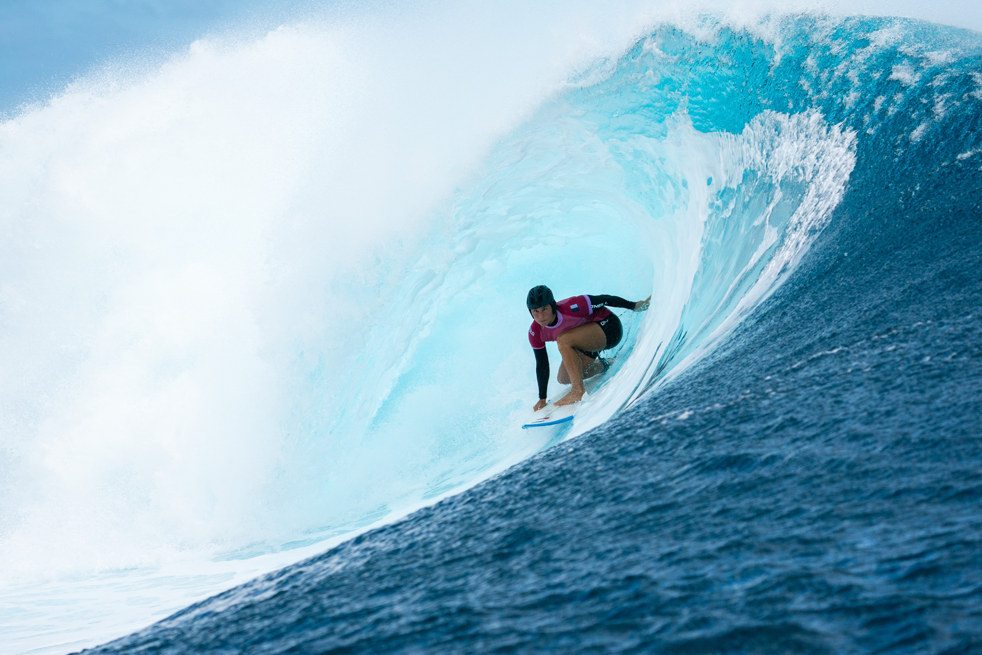 Francesa Johanne Defay é bronze nos Jogos Olímpicos 2024 em Teahupoo, Taiti.