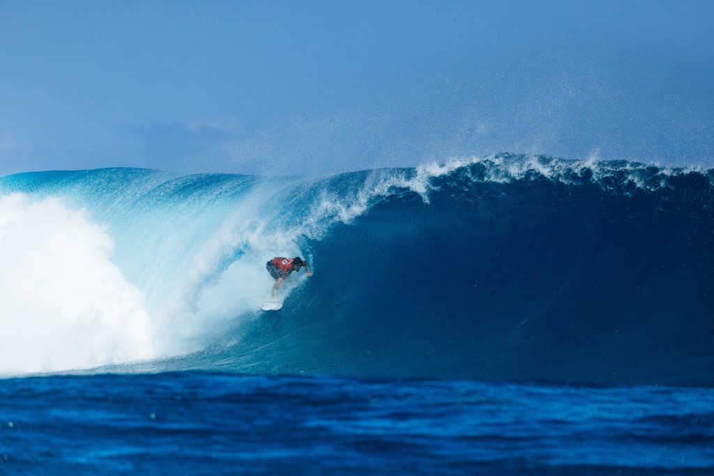 Gabriel Medina vence pela primeira fase com maior somatório do dia.