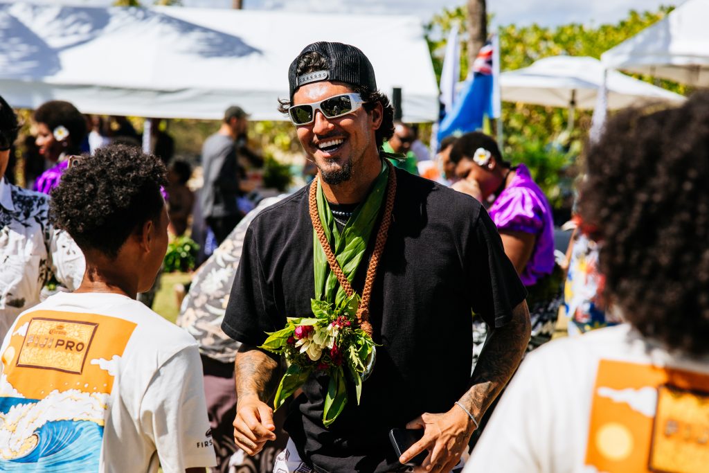 Gabriel Medina durante cerimônia de abertura do Fiji Pro 2024