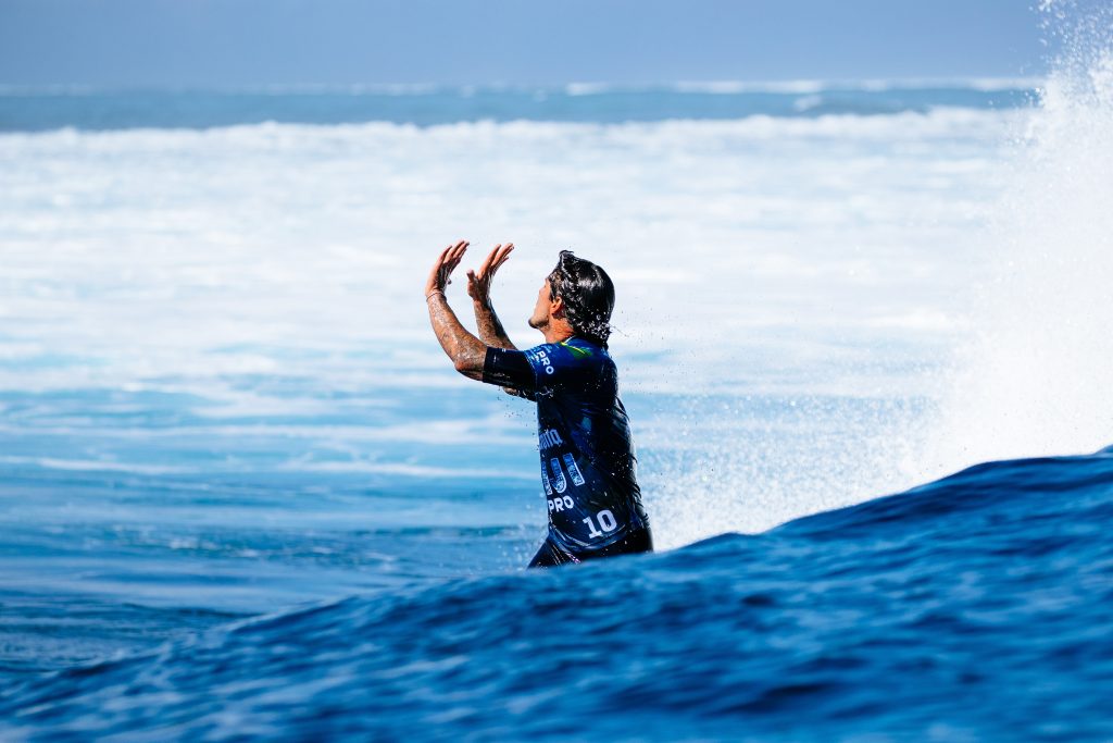 Gabriel Medina pede a nota 10 após sair do tubo.